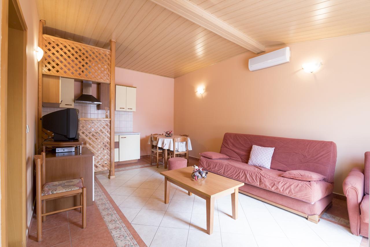 Apartments Kori Funtana Εξωτερικό φωτογραφία